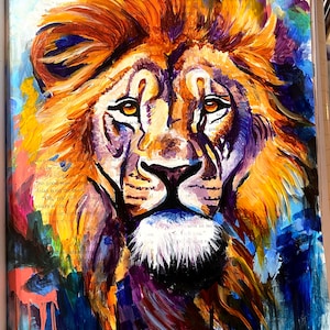 Puede incluir: Una pintura de primer plano de la cara de un le&oacute;n con un fondo colorido. La piel del le&oacute;n est&aacute; pintada en tonos de naranja, amarillo y marr&oacute;n. El fondo es una mezcla de azul, morado y verde.