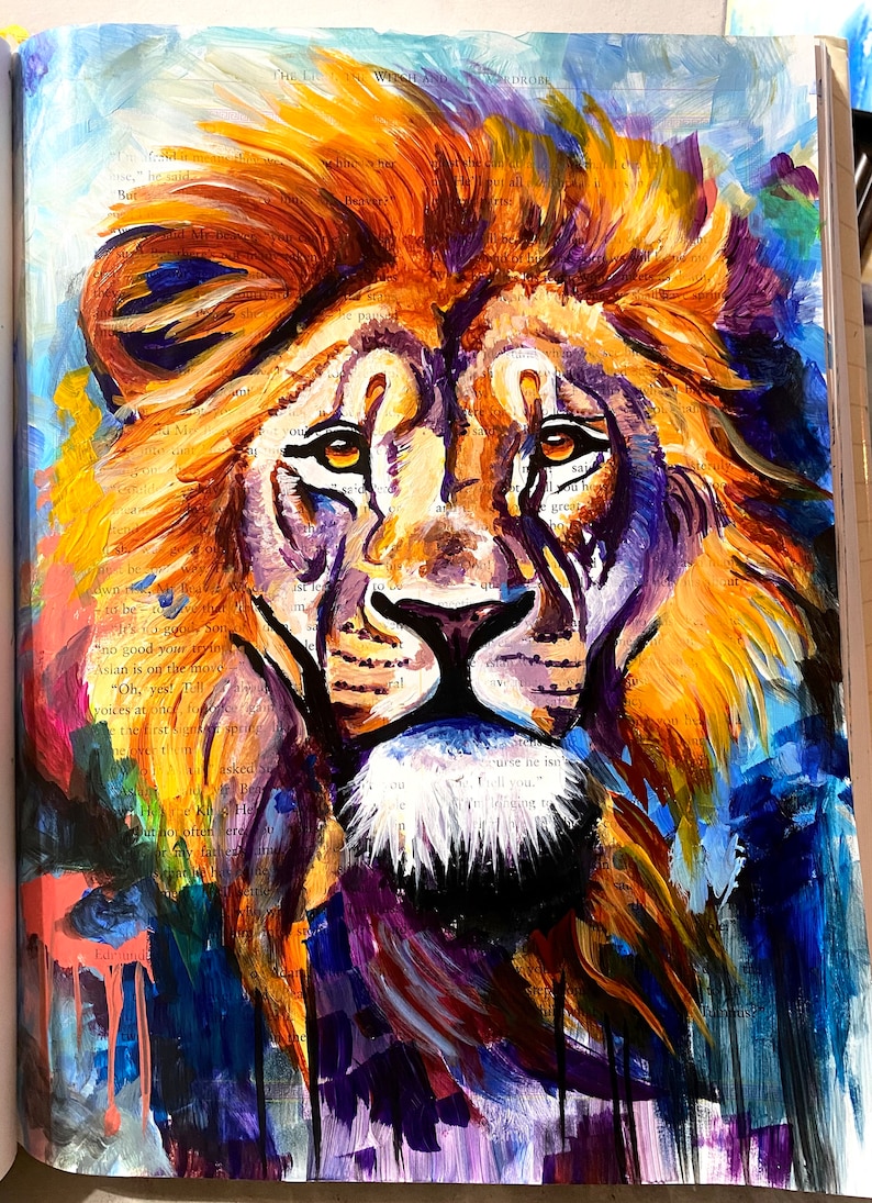 Puede incluir: Una pintura de primer plano de la cara de un le&oacute;n con un fondo colorido. La piel del le&oacute;n est&aacute; pintada en tonos de naranja, amarillo y marr&oacute;n. El fondo es una mezcla de azul, morado y verde.