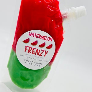 Op de afbeelding: Een rode en groene zak met een wit label waarop "Watermelon Frenzy" en "Scented Wax Melt: 8oz (226g)" en "Sweet Flame Candle Co." staat.