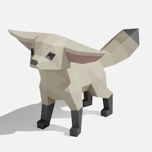 Könnte beinhalten: Eine geometrische Papierkunst-Skulptur eines Fennek-Fuchses. Der Fuchs ist hauptsächlich beige mit schwarzen Akzenten an Beinen und Schwanzspitze. Die Innenseite der Ohren ist rosa. Der Fuchs steht auf einer weißen Oberfläche.