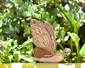 Sprookjesslak plantenstokje | Magisch houten tuindecor, speelse plantenstift