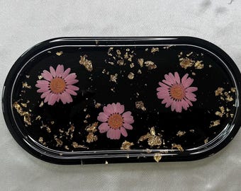 Bandeja de resina negra con flores rosas prensadas