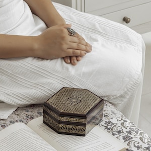 Kingham Brass Inlay Jewelry Box for Special Occasions, Unisex Gift, Perfect for Rings and Keepsakes