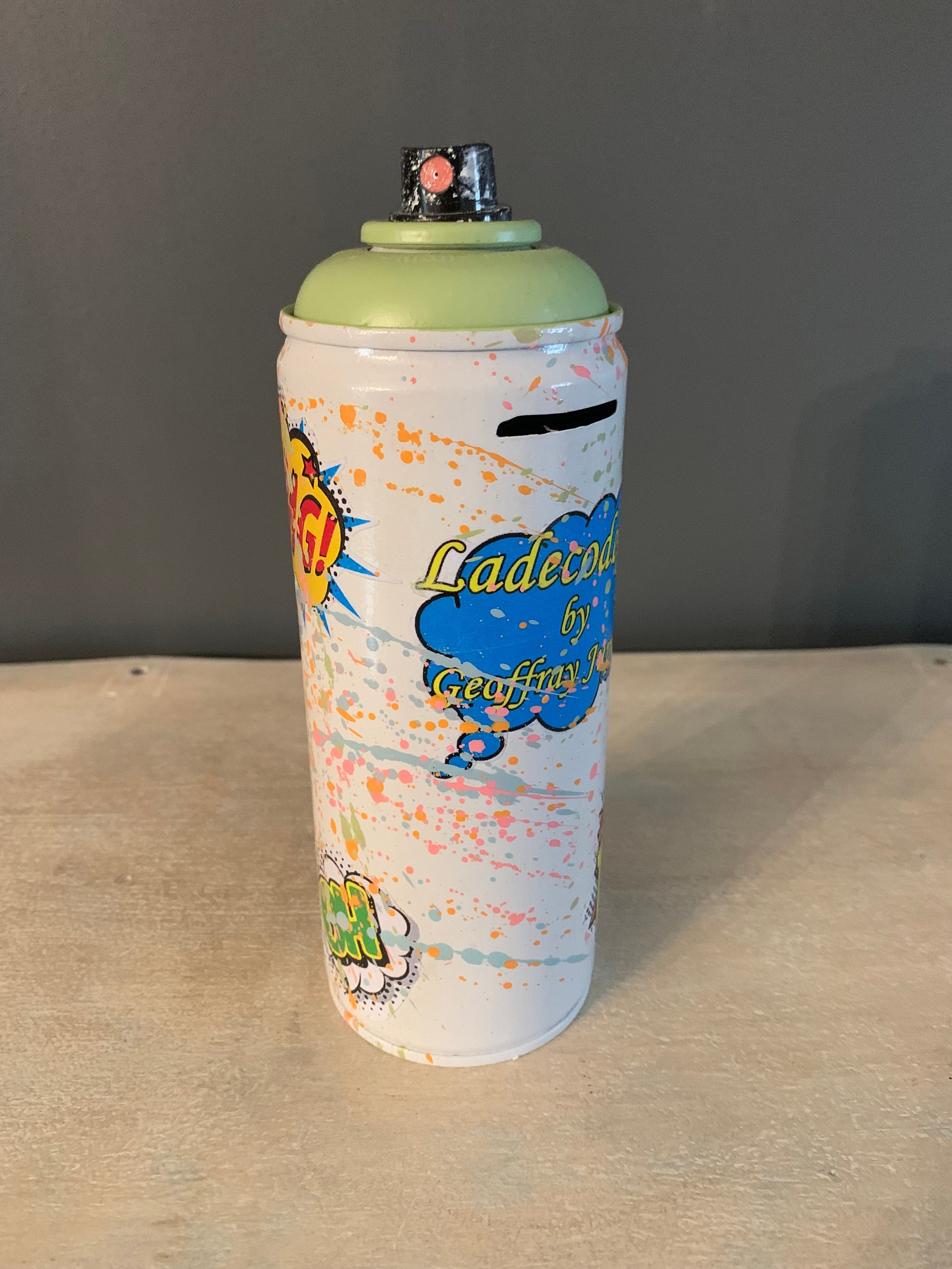 Tirelire Unique Bombe de Peinture Style Pop Art