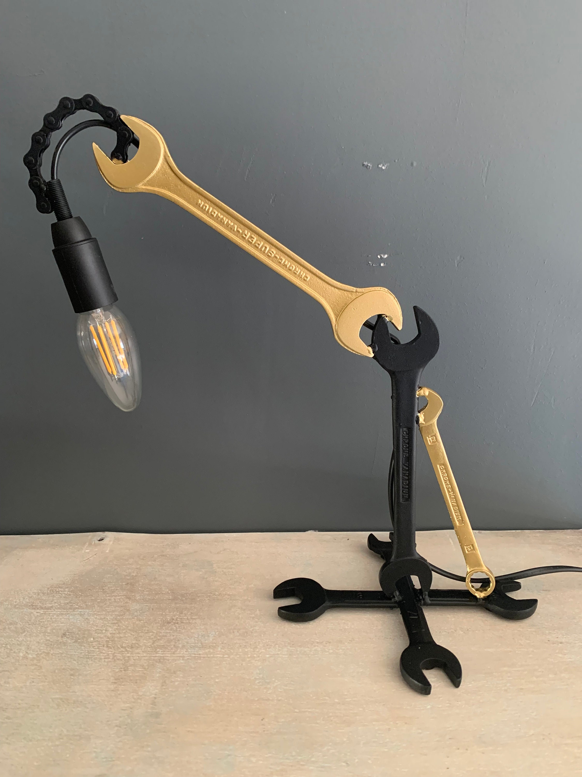 Lampe Unique Design avec Clé Plate Ladecodegeo