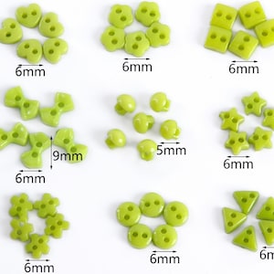Peut inclure: Assortiment de boutons en plastique vert de différentes formes, notamment des cœurs, des étoiles, des fleurs et des cercles. Les boutons ont deux trous et mesurent 6 mm de diamètre.