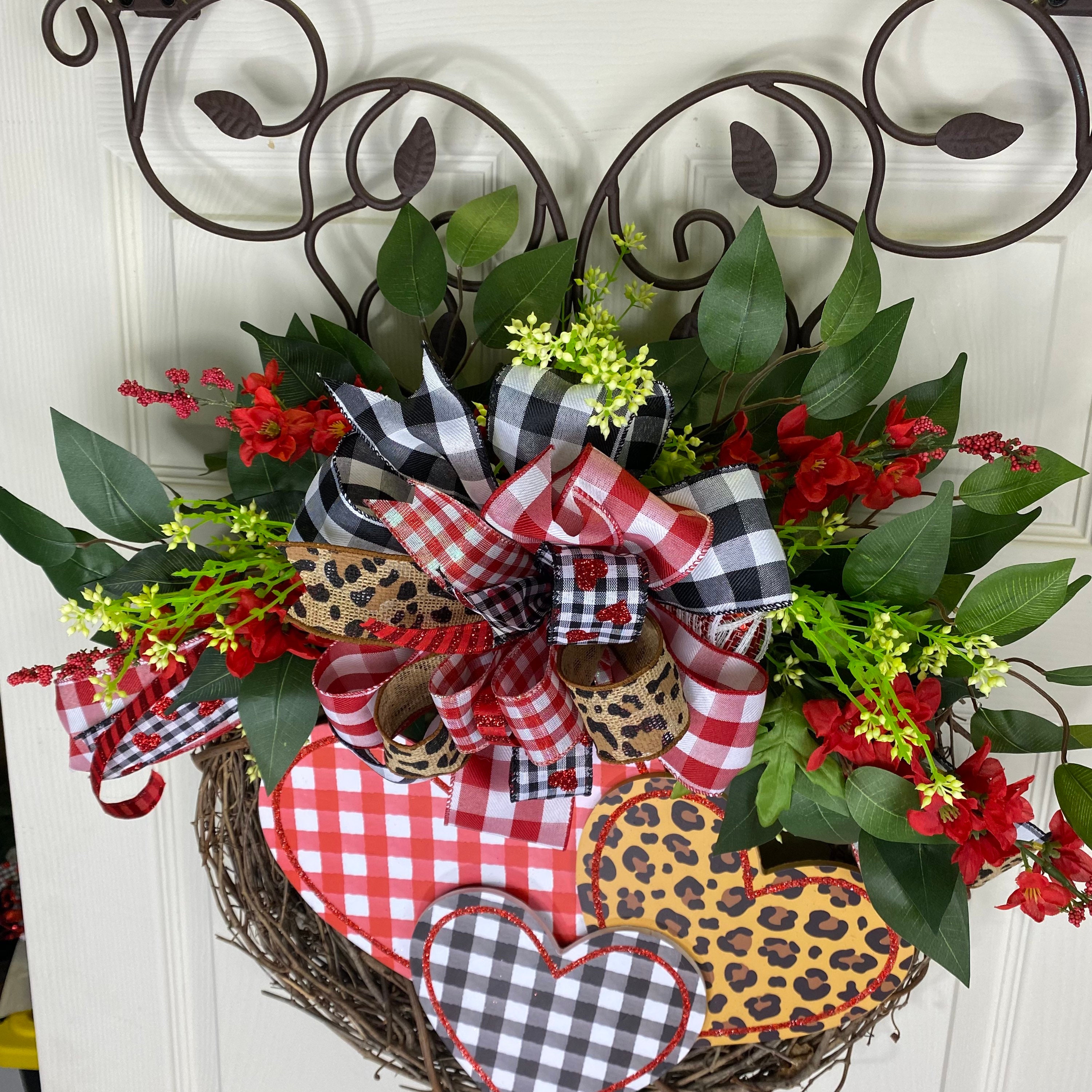 Ghirlanda di San Valentino per porta di San Valentino per porta d'ingresso,  parete, finestra, decorazione romantica, 2 ripiani, in plastica, per San  Valentino, festa di nozze (rosso rosa) : : Casa e