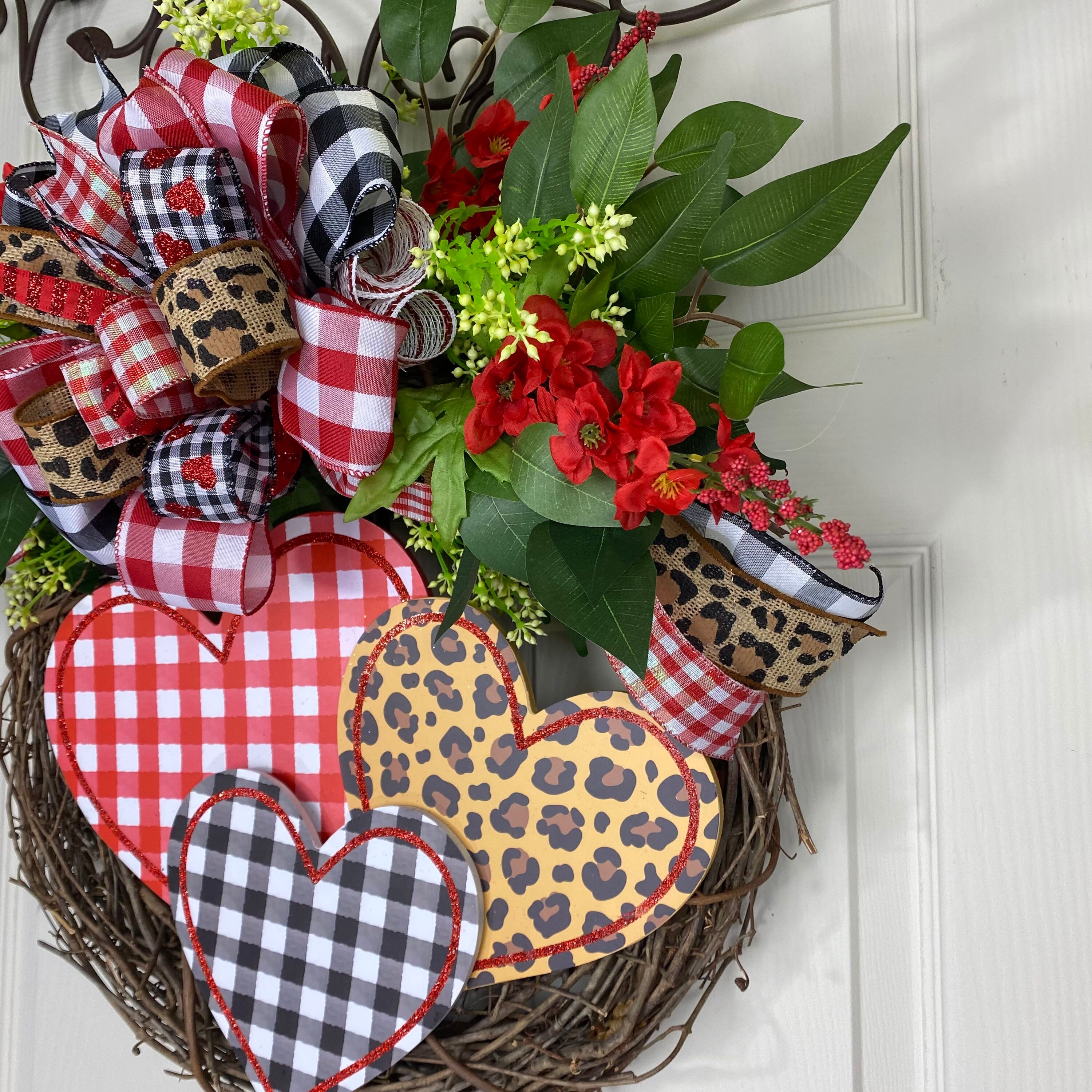 Ghirlanda di San Valentino per porta di San Valentino per porta d'ingresso,  parete, finestra, decorazione romantica, 2 ripiani, in plastica, per San  Valentino, festa di nozze (rosso rosa) : : Casa e