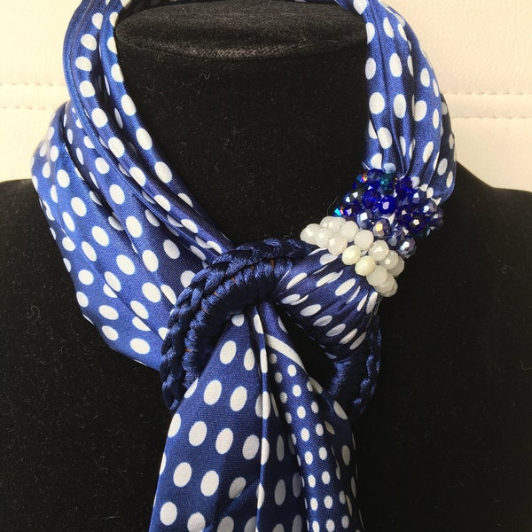 Foulard bleu aux pois blancs