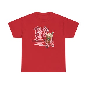 トリップス アンド シップス Tシャツ コーヒーとショッピング 赤いショッピングカートとフラッペ アイスコーヒー。ユニセックス ヘビーコットン T シャツ