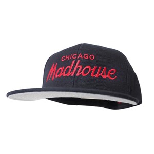 Op de afbeelding: Zwarte baseballcap met een platte klep. De cap heeft de rode tekst "CHICAGO Madhouse" op de voorkant. De klep heeft een grijze onderkant.