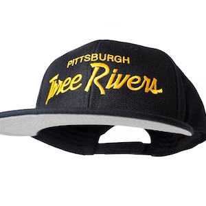Pittsburgh 90s Snapback Hat / Three Rivers Vintage Style Bordado Negro Snapback Cap con Letras de Guión Amarillo