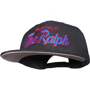 Könnte beinhalten: Schwarze und graue Baseballkappe mit dem Text "Buffalo The Ralph", der in Rot und Blau gestickt ist.