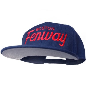 Puede incluir: Una gorra de béisbol azul marino con un logotipo bordado en rojo que dice "BOSTON Fenway".