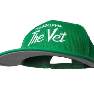 Könnte beinhalten: Grüne und graue Baseballkappe mit dem Text "PHILADELPHIA The Vet" in weiß auf der Vorderseite gestickt.