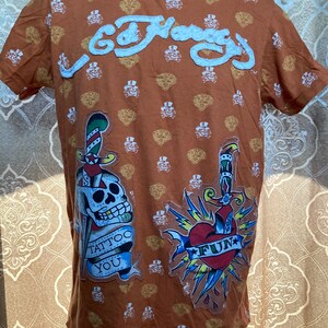 ED HARDY vintage t shirt - tattoo you graphic patchwork - Ed Hardy short sleeve T-shirt - Skull with a top hat print background - Size S