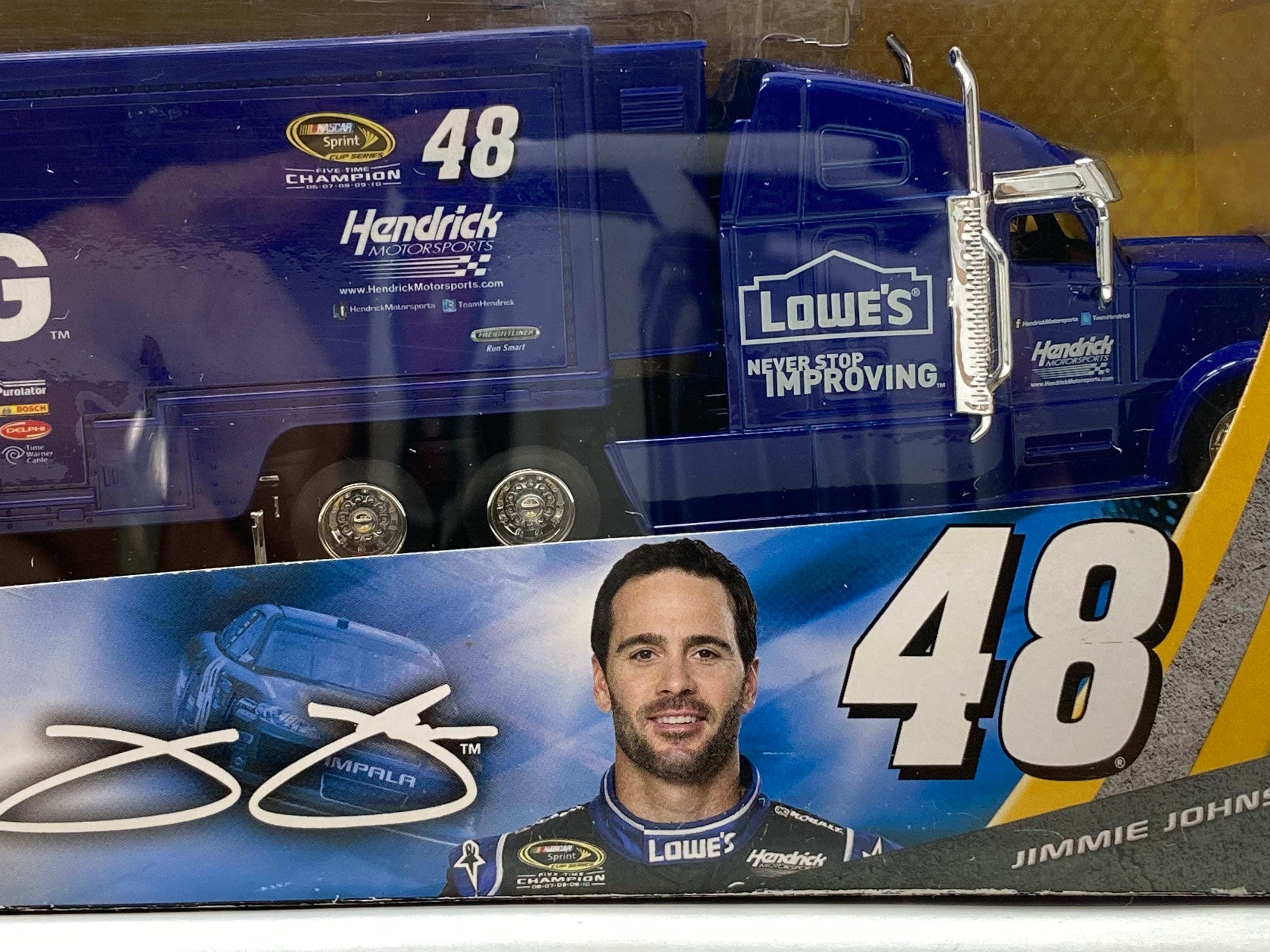 Jimmie Johnson #48 1/64 NASCAR Authentics Hauler Lowe's/hendrick