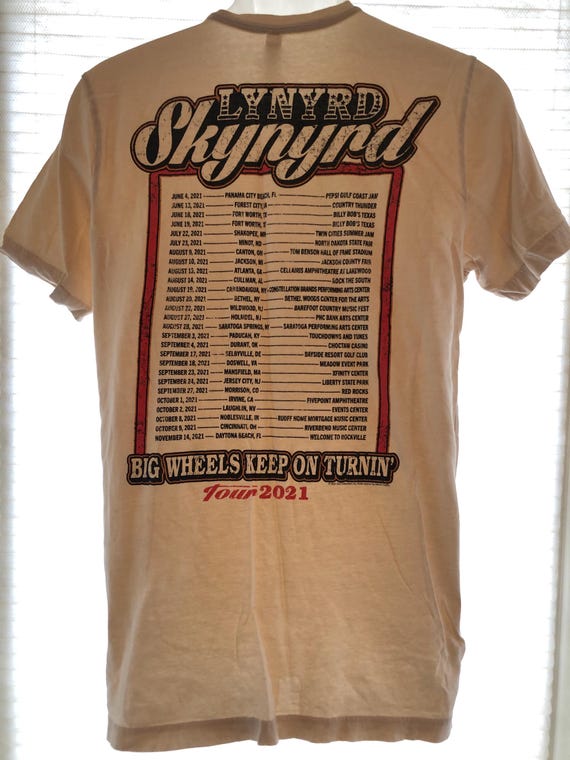 T-Shirt Lynyrd Skynyrd Tour 2021 'Big Wheels Keep On Turnin'' - Taille L Noir - Coton - Occasion Très Bon État