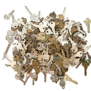 20 random mixed keys / lot of vintage metal keys / house keys / car keys / jewelry supply / metal salvage