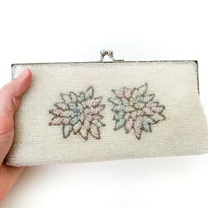 1950s white beaded flower clutch purse with chain handle / vintage white beaded clutch / floral clutch / white wedding purse / bridal purse