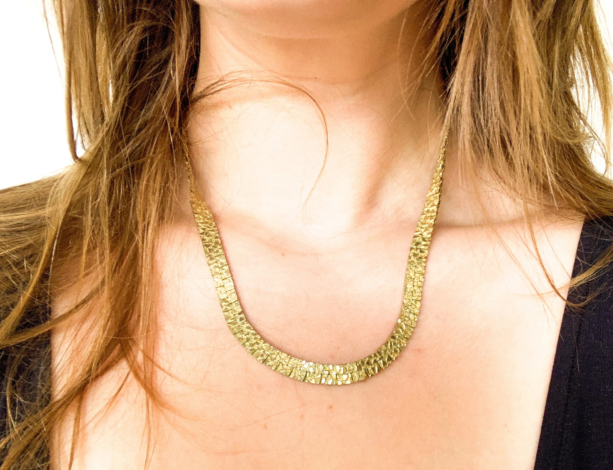 vintage textured gold tone serpentine necklace / gold tone chain necklace / 90s minimalist style / 80s style necklace / gold necklace