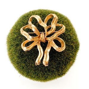 vintage gold tone bow brooch / gold bow brooch / vintage ribbon brooch / 1980s brooch / christmas bow brooch / holiday brooch