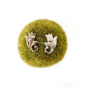 vintage silver tone tulip earrings / silver flower earrings / silver earrings / whimsical flower stud earrings / push back earrings