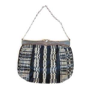 Bolso de mano de tela tejida en blanco y negro con marco de bajorrelieve de metal de los años 20 / bolso estilo flapper vintage / bolso de tela antiguo / bolso con patrón geométrico