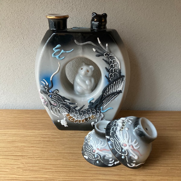 Beautiful Sake set (Sake bottle and small cups), Hand-painted Dragon, Dragonware, Made in Japan, vintage, Deco-Mori, Embossed,