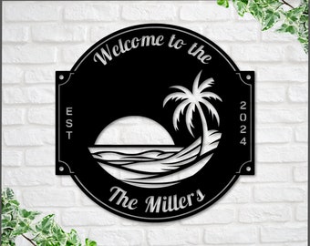Könnte beinhalten: Schwarzes Metallschild mit einer Strandszene, einer Palme und dem Text "Welcome to the" und "The Miller's". Das Schild enthält auch das Jahr "2024" und die Buchstaben "EST". Geeignet für den Außen- und Innenbereich.