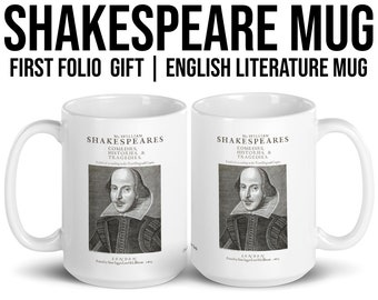 Könnte beinhalten: Eine weiße Keramiktasse mit einem Schwarzweißbild von William Shakespeare und dem Text "M. WILLIAM SHAKESPEARES COMEDIES, HISTORIES, & TRAGEDIES" und "LONDON Printed by Isac Jaggard, and Ed. Blount, 1623."