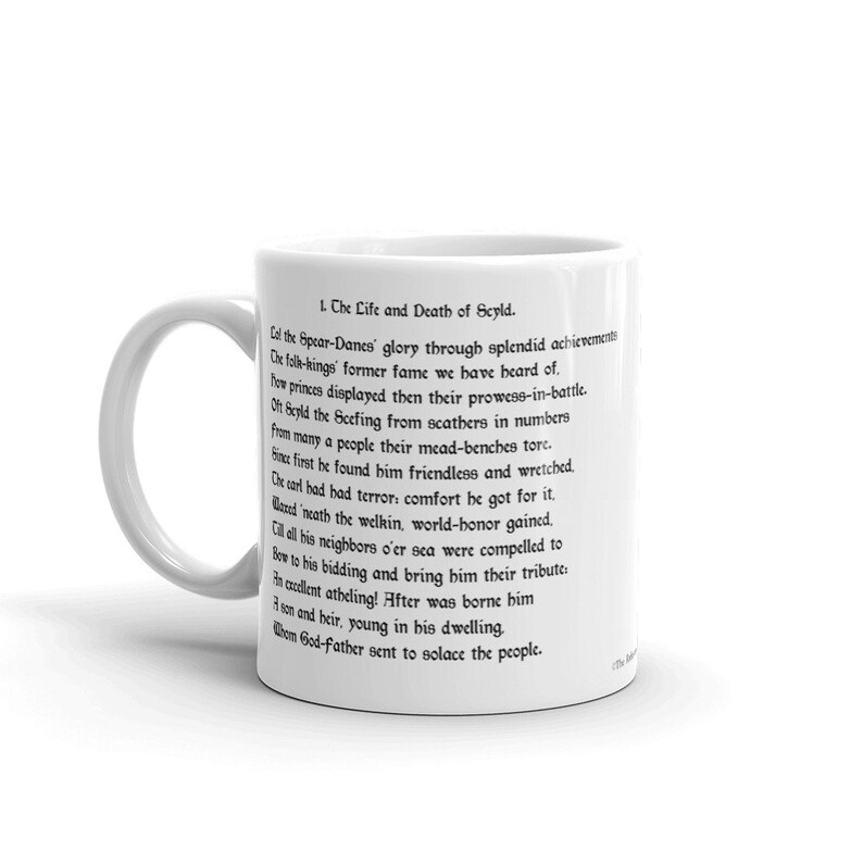 K&ouml;nnte beinhalten: Eine wei&szlig;e Keramiktasse mit einem schwarzen und wei&szlig;en Textabdruck eines Gedichts &uuml;ber das Leben und den Tod von Scyld. Der Text lautet "1. Che Life and Death of Scyld. Cal the Spear-Danes' glory through splendid achievements Oxfolk-kings' former fame we have heard of. Hee princes displayed then their prowess-in-battle. Oft Scyld the Scefing from scathers in numbers from many a people their mead-benches tore. Fint first be found him friendless and wretched. The card had had terror: comfort be got for it. And neath the welkin, world-honor gained. Gill all his neighbors o'er sea were compelled to Bow to his bidding and bring him their tribute. An excellent atbeling! After was borne him A son and heir, young in his dwelling. When God-father sent to solace the people."
