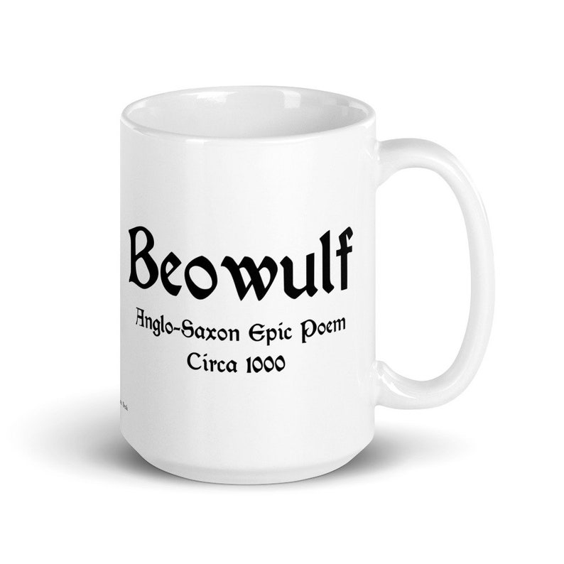 K&ouml;nnte beinhalten: Wei&szlig;e Keramiktasse mit einer schwarzen Aufschrift, die "Beowulf Anglo-Saxon Epic Poem Circa 1000" lautet.