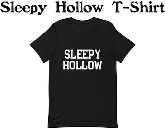 Könnte beinhalten: Schwarzes T-Shirt mit weißem Text, der "SLEEPY HOLLOW" lautet.