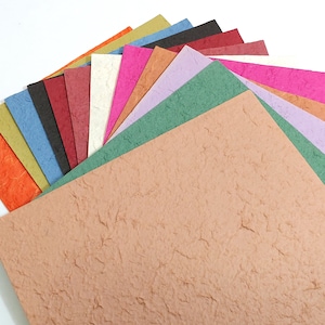 Papier décoratif fait main de 7 x 10 po. de couleurs unies - Lot de 10 - Couleur au choix - Papier mûrier ; journaux indésirables ; fabrication de cartes