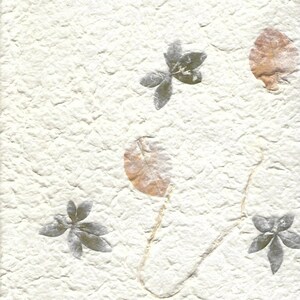 Papier blanc fait main pour mûrier Vendu à la feuille - HM010 - papier décoratif ; respectueux de l'environnement ; journaux indésirables ; fabrication de cartes - 8,5 x 11 po.