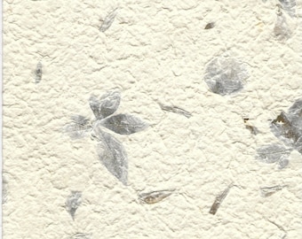 Beige handgemaakt moerbeipapier, per vel - HM020 - decoratief papier; milieuvriendelijk; junkjournals; kaarten maken: 8,5 x 11 inch gebroken wit