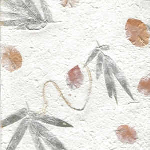 Papier blanc fait main pour mûrier, vendu à la feuille - HM016 - papier décoratif ; respectueux de l'environnement ; journaux indésirables ; fabrication de cartes 8,5 x 11 po. ivoire coquille d'oeuf
