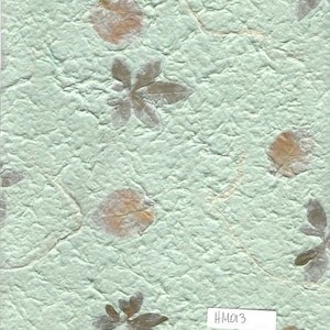 Papier fait main vert pour mûrier Vendu à la feuille - HM013 - papier décoratif ; respectueux de l'environnement ; journaux indésirables ; fabrication de cartes - 8,5 x 11 po.