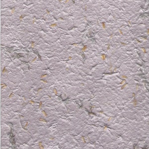 Papier fait main pour mûrier lilas Vendu à la feuille - HM017 - papier décoratif ; respectueux de l'environnement ; journaux indésirables ; fabrication de cartes - 8,5 x 11 pouces violet
