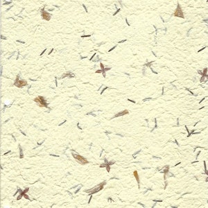 Papier fait main jaune pâle pour mûrier Vendu à la feuille - HVC010 - papier décoratif ; respectueux de l'environnement ; journaux indésirables ; fabrication de cartes - 8,5 x 11 po.