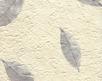 Beige/gebroken wit handgemaakt moerbeipapier. Verkocht per vel - HM018 - decoratief papier; milieuvriendelijk; ongewenste tijdschriften; kaarten maken: 8,5 x 11 inch