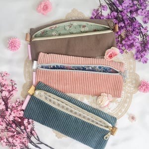 trousse en velours côtelé, trousse école, trousse plate, trousse maquillage, vert sapin, taupe, rose