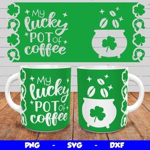 Op de afbeelding: Een witte koffiemok met een groene achtergrond en de tekst "My lucky pot of coffee" en een klavertjevier-ontwerp. De mok staat naast een groene banner met dezelfde tekst en een pot vol goud met klavertjesvier.