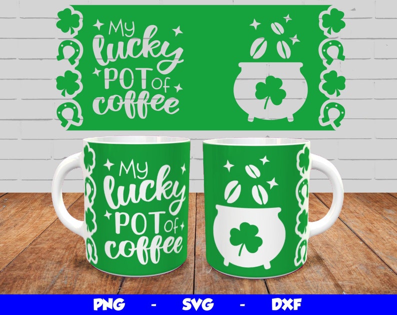 Op de afbeelding: Een witte koffiemok met een groene achtergrond en de tekst "My lucky pot of coffee" en een klavertjevier-ontwerp. De mok staat naast een groene banner met dezelfde tekst en een pot vol goud met klavertjesvier.