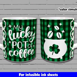 Op de afbeelding: Een witte keramische koffiemok met een groen-zwart ruitjespatroon. De mok heeft een handvat en heeft de tekst "My lucky pot of coffee" in wit. De mok is voor infusible inktvellen.