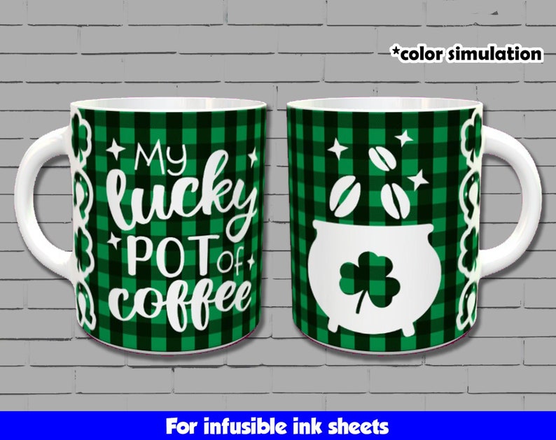 Op de afbeelding: Een witte keramische koffiemok met een groen-zwart ruitjespatroon. De mok heeft een handvat en heeft de tekst "My lucky pot of coffee" in wit. De mok is voor infusible inktvellen.