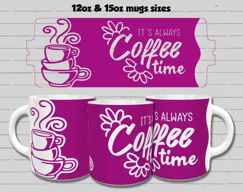 Puede incluir: Dos tazas de cer&aacute;mica blanca con fondo rosa. Las tazas presentan un dise&ntilde;o de tazas de caf&eacute; apiladas con vapor y el texto "IT'S ALWAYS Coffee time" con un dise&ntilde;o de margarita. Las tazas est&aacute;n disponibles en tama&ntilde;os de 12oz y 15oz.