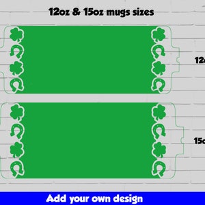 Op de afbeelding: Twee groene blanco mok sjablonen met klavertjevier en hoefijzer ontwerpen. De sjablonen zijn voor 12oz en 15oz mokken. De tekst "Voeg uw eigen ontwerp toe" staat onderaan de afbeelding.