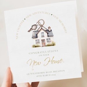 Puede incluir: Tarjeta de felicitación crema con una ilustración de acuarela de una casa y una llave. La tarjeta incluye el texto "Nuevo capítulo, nuevas aventuras, nuevos recuerdos" y "Felicitaciones por tu nuevo hogar."
